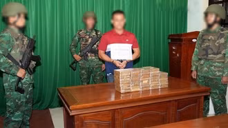 "Ôm" 38 bánh heroin từ Lào về Việt Nam
