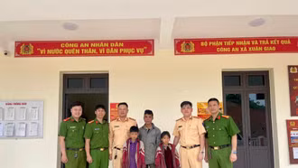 Lực lượng cảnh sát giao thông phối hợp tìm kiếm và bàn giao 2 cháu bé đi lạc về với gia đình 