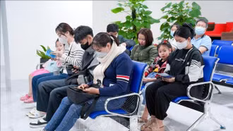 Bộ Y tế khuyến cáo người dân đeo khẩu trang nơi công cộng để phòng COVID-19