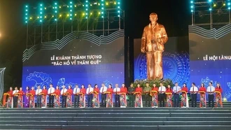 Khai mạc Lễ hội Làng Sen và khánh thành Tượng đài "Bác Hồ về thăm quê"