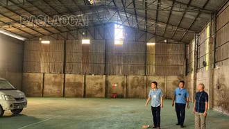 Người dân lo lắng kho hàng chứa hóa chất sát khu dân cư 