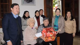 Thăm, tặng quà Tết các đồng chí nguyên lãnh đạo tỉnh Lào Cai là người dân tộc thiểu số