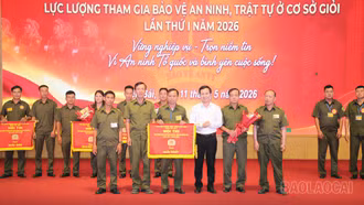 Ban tổ chức Hội thi trao giải nhất cho Đội thi phường Nam Cường