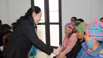 Thứ trưởng Bộ Dân tộc và Tôn giáo tặng quà Tết đồng bào dân tộc thiểu số xã Tân Hợp và Đông Cuông