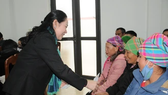 Thứ trưởng Bộ Dân tộc và Tôn giáo tặng quà Tết đồng bào dân tộc thiểu số xã Tân Hợp và Đông Cuông