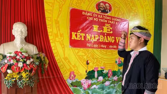 Chi bộ thôn Trát 2 xã Tằng Loỏng kết nạp đảng viên mới