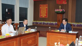 Đồng chí Dương Quốc Huy - Ủy viên Trung ương Đảng, Bí thư Tỉnh ủy, Trưởng Ban Chỉ đạo công tác bầu cử tỉnh Lào Cai thăm, động viên các cán bộ của Ủy ban Bầu cử tỉnh