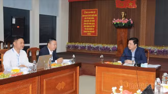 Đồng chí Dương Quốc Huy - Ủy viên Trung ương Đảng, Bí thư Tỉnh ủy, Trưởng Ban Chỉ đạo công tác bầu cử tỉnh Lào Cai thăm, động viên các cán bộ của Ủy ban Bầu cử tỉnh