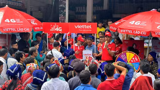 Viettel Lào Cai tặng điện thoại 4G miễn phí cho 2.633 hộ nghèo và cận nghèo