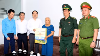 Chủ tịch UBND tỉnh Nguyễn Tuấn Anh thăm, tặng quà gia đình người có công phường Cam Đường