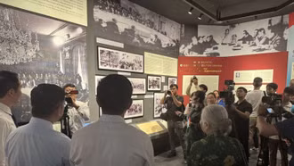 Khai mạc triển lãm ảnh "Từ Hiệp định Paris đến Đại thắng mùa Xuân 1975"