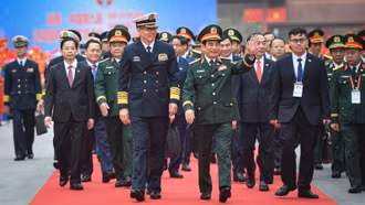 Bộ trưởng Quốc phòng Phan Văn Giang đón Bộ trưởng Quốc phòng Trung Quốc Đổng Quân tại Cửa khẩu quốc tế Hữu Nghị