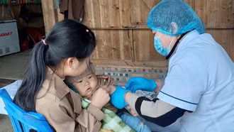 Sa Pa: Tỷ lệ tiêm vắc-xin phòng bệnh sởi đạt trên 95%