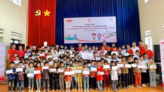 Dai-ichi Life Việt Nam tiếp tục hỗ trợ giáo dục cho trẻ em vùng cao