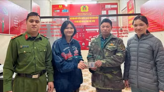 Tuyên dương học sinh nhặt được tiền rơi trả lại người đánh mất