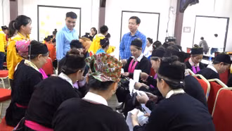 Khai giảng lớp học nghề thêu tay tại thôn Làng Nủ, xã Phúc Khánh 