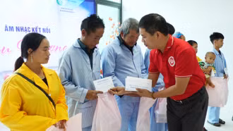 Ý nghĩa chương trình "Blouse trắng - âm nhạc kết nối những yêu thương" tại Bệnh viện Đa khoa huyện Mường Khương 