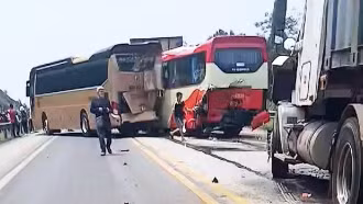 Tai nạn liên hoàn 5 ô tô trên cao tốc Nội Bài - Lào Cai, 1 tài xế kẹt trong cabin
