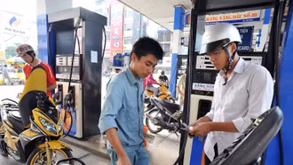 Giảm tới gần 2.000 đồng/lít, giá xăng dầu lập đáy mới