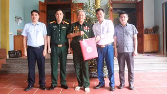 Bát Xát: Thăm, tặng quà cựu chiến binh, cựu thanh niên xung phong tham gia Chiến dịch Hồ Chí Minh