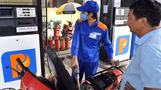 Giá xăng tăng tiếp, RON 95 tiến gần 21.000 đồng/lít