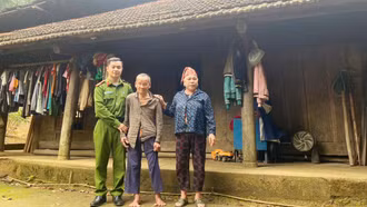Công an xã Bảo Hà (Bảo Yên) giúp cụ già lang thang, đi lạc về với gia đình 