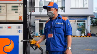 Giá xăng tiếp đà giảm, RON 95 xuống dưới 19.000 đồng/lít