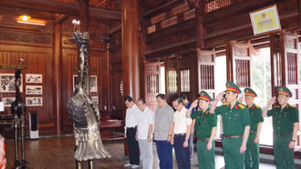 Đoàn công tác tỉnh Bình Dương dâng hương tại Nhà lưu niệm Chủ tịch Hồ Chí Minh 