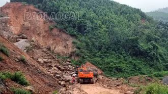 Sạt lở trên Tỉnh lộ 160, giao thông từ xã Nậm Lúc đi xã Bản Cái bị chia cắt hoàn toàn