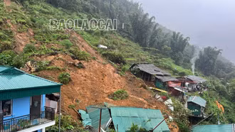 Mưa lũ làm 20 người chết và 11 người mất tích