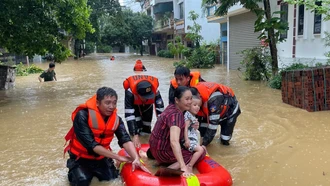 [Ảnh] Công an tỉnh Lào Cai xung kích hỗ trợ đưa dân ra khỏi vùng thiên tai