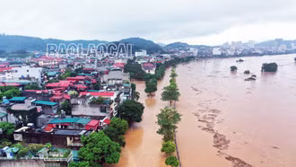 [Ảnh] Nước sông Hồng dâng cao, nhiều khu vực ở thành phố Lào Cai ngập sâu trong nước