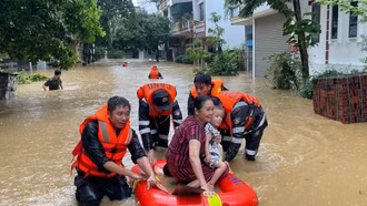 [Ảnh] Công an tỉnh Lào Cai xung kích hỗ trợ đưa dân ra khỏi vùng thiên tai