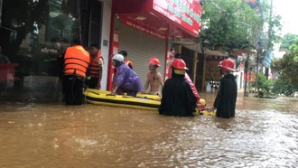 Lực lượng cảnh sát phòng cháy, chữa cháy và cứu nạn, cứu hộ giúp người dân trong lũ