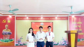 Đảng bộ Trường THPT Chuyên Lào Cai kết nạp thêm 2 đảng viên là học sinh 