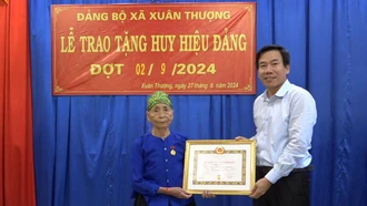 Trưởng Ban Tuyên giáo Tỉnh ủy Dương Đức Huy trao Huy hiệu Đảng đợt 2/9 tại huyện Bảo Yên