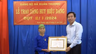 Trưởng Ban Tuyên giáo Tỉnh ủy Dương Đức Huy trao Huy hiệu Đảng đợt 2/9 tại huyện Bảo Yên