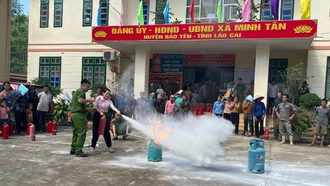 Công an huyện Bảo Yên tuyên truyền pháp luật và trao tặng bình chữa cháy cho người dân 