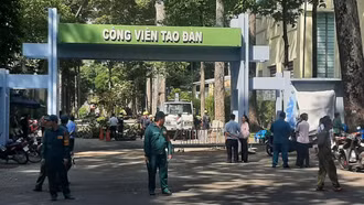 Nhánh cây rơi xuống nhóm người đang tập thể dục khiến 2 người tử vong