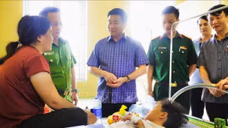 Khen thưởng tập thể, cá nhân tìm thấy cháu bé đi lạc trong rừng