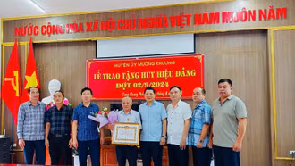 Mường Khương: 21 đảng viên được trao Huy hiệu đảng đợt 2/9