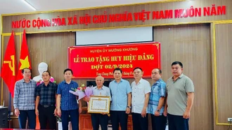 Mường Khương: 21 đảng viên được trao Huy hiệu đảng đợt 2/9