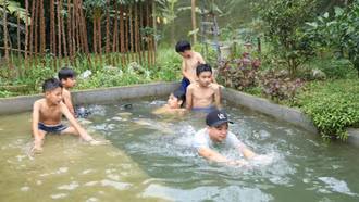 Bí thư chi đoàn dạy bơi miễn phí cho trẻ 