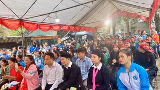 Tuyên truyền phòng, chống mua bán người tại chợ phiện Nậm Lúc (Bắc Hà)