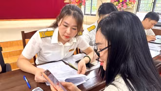 Nhiều hộ dân nộp thuế sử dụng đất phi nông nghiệp qua ứng dụng eTax Mobile