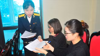 Cán bộ thuế cơ sở 6 hỗ trợ người nộp thuế