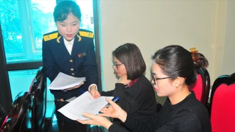 Cán bộ thuế cơ sở 6 hỗ trợ người nộp thuế