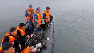 Đặc công Hải quân tham gia tìm kiếm nạn nhân mất tích trên hồ Thác Bà