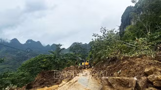 Thông đường bước 1, điểm sạt lở tại Km197+100 Quốc lộ 4 (Mường Khương – Pha Long)