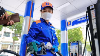 Giá xăng dầu bật tăng dữ dội, RON 95 vọt lên hơn 21.000 đồng/lít